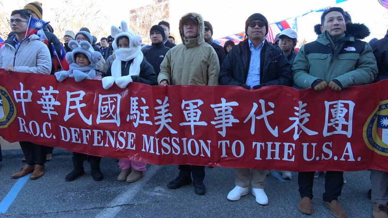 華府僑胞1日於華府近郊舉行中華民國開國紀念日升旗典禮，軍事代表團和眷屬出席。