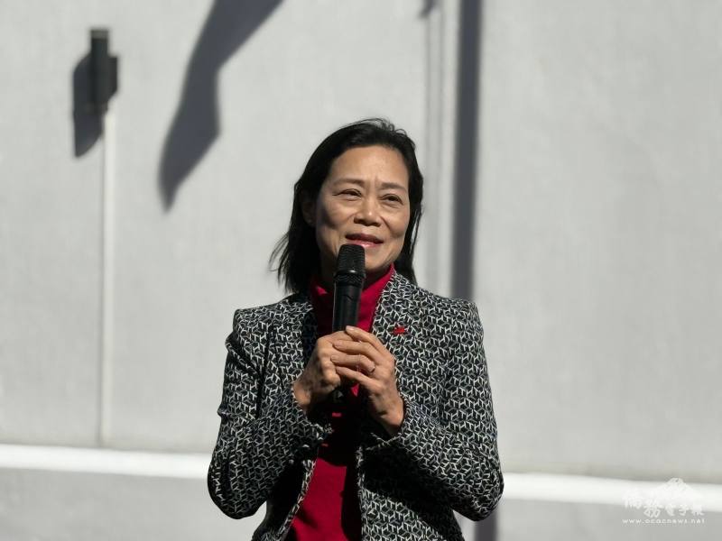 張俊菲於升旗典禮上致詞，勉勵僑胞繼續為臺瓜關係貢獻心力