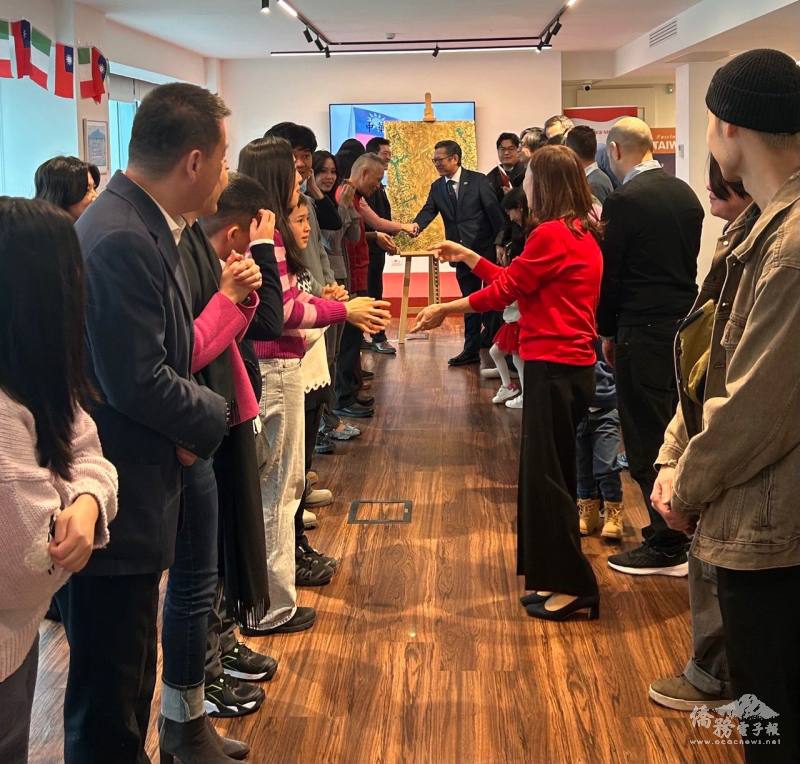 僑胞團拜互道新年快樂