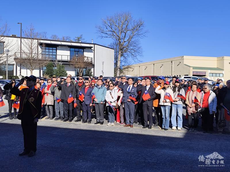 全體人員向國旗敬禮