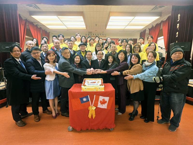 溫哥華僑胞參加中華民國115年元旦升旗典禮，並合切蛋糕，祝福國泰民安
