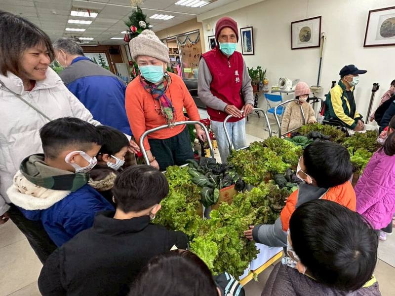 馬祖介壽幼兒園學童送無毒蔬菜暖大同之家老人