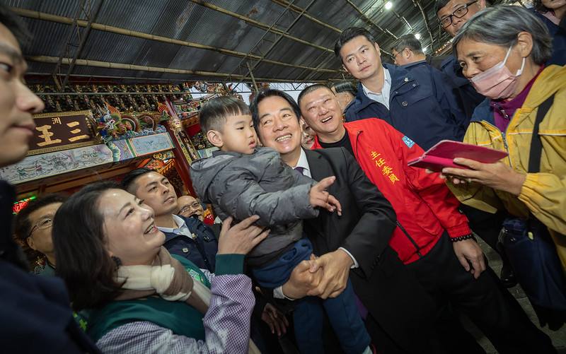 賴清德總統3日下午分別前往北投「洲美屈原宮」及「洲美三王宮」參香祈福