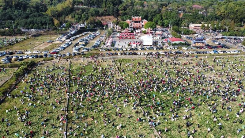 彰化縣芬園鄉農會3日舉辦拔蘿蔔活動，雖然天氣寒冷，仍吸引逾5000人體驗農事樂趣，農會準備3公頃田地、約5萬根蘿蔔讓民眾拔。（彰化縣政府提供）