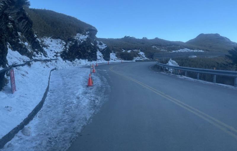 合歡山路邊3日仍有殘冰，交通部公路局3日表示，台14甲線高海拔路面夜間有結冰機率，18公里處翠峰至41.5公里處大禹嶺路段，3日下午5時至4日上午7時預警封閉。（公路局中區養護工程分局提供）