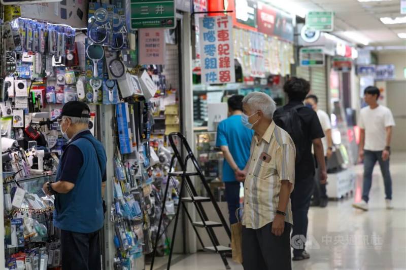 圖為台北光華商場人潮。（中央社檔案照片）