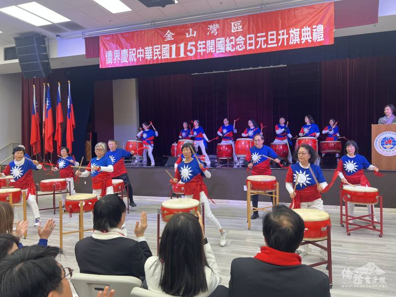 鼓舞健身團與淡江大鼓隊氣勢磅礴的「瑞鼓迎春台灣好棒」中揭開升旗典禮序幕