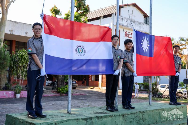 替代役男擔任升旗手