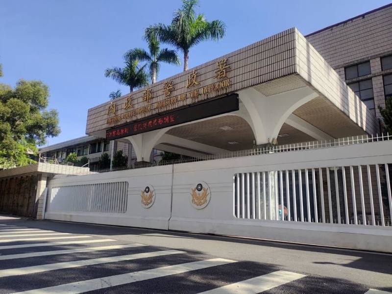 警政署表示，中國大陸媒體近日以頭條公布立委沈伯洋相片等影像，並向外界徵求線索。警方會全面強化沈伯洋維安，並依法嚴辦在地協力者。圖為警政署大門。（警方提供）