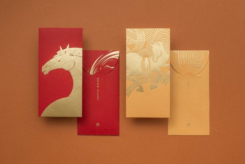 農曆春節將至，中華郵政2日宣布，5日將正式推出「金馬迎春紅包袋」，每組3入（1金2紅），售價新台幣15元。（中華郵政提供）