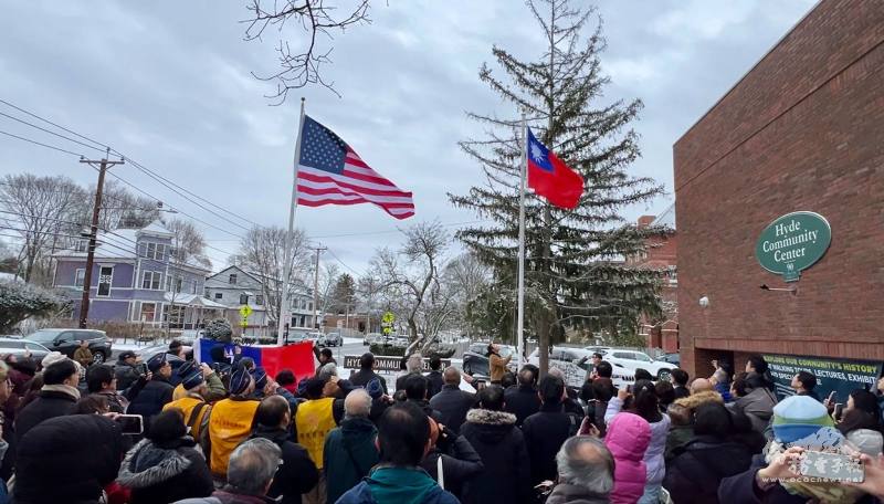 在凜冽的寒風中，大家合唱中華民國國歌參加元旦升旗