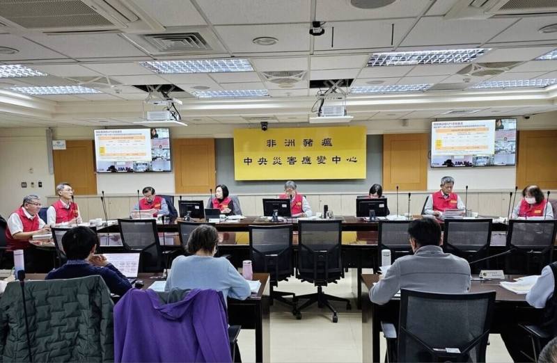 非洲豬瘟中央災害應變中心2日指出，為嚴防非法載運與餵飼廚餘成防疫破口，確保在民國116年元旦順利完成廚餘養豬全面轉型，轉型期間將提高裁罰基準，首次違規者將遭裁處新台幣40萬元，依次處罰最高可達400萬元。（非洲豬瘟中央災害應變中心提供）