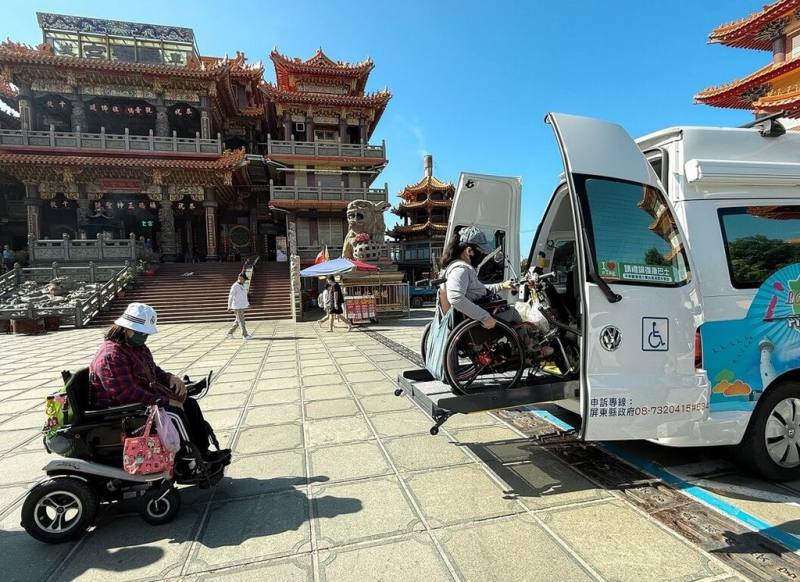 屏東縣「旅遊復康巴士」提供從家門一路接送至旅遊景點的無障礙交通服務，讓身障者依自身狀況規畫行程、自在出遊，包含陪同者在內，近3年載客人次已近6500次，服務廣受好評。（屏東縣政府傳播暨國際事務處提供）