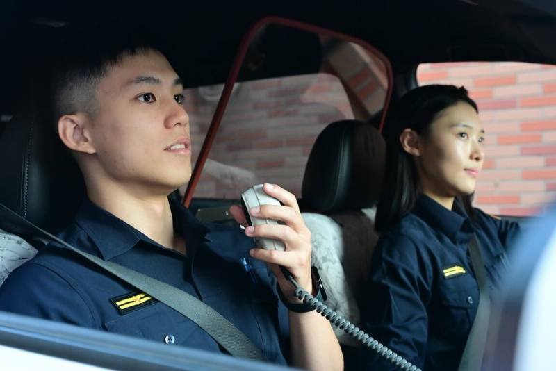 警政署為簡化基層員警出退勤及超勤申報流程，提升勤務管理智慧化及行政效率，積極推動警察機關勤務管理資訊化工作，建置值勤台應勤簿冊電子化系統，在多階段試辦、檢討與優化後，2日全面上線。（警政署提供）