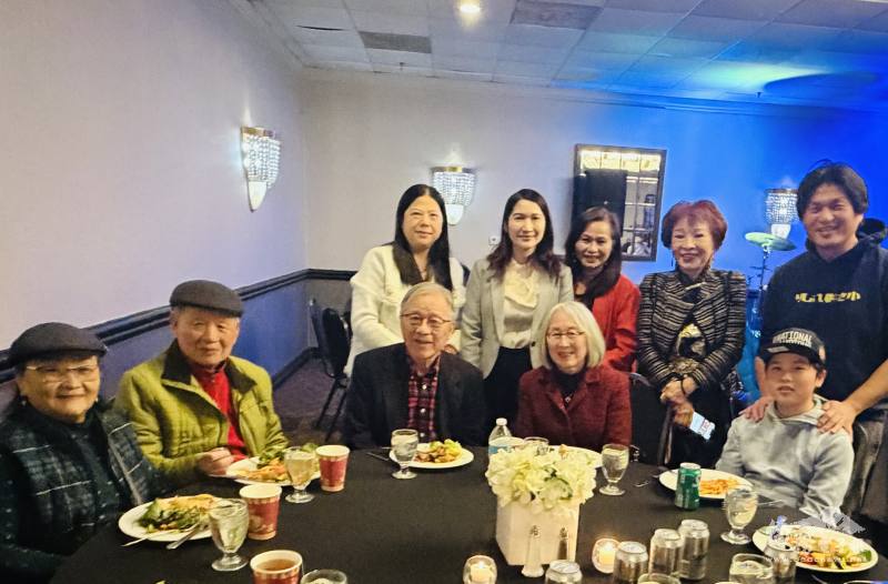 王怡如與本次研習營僑界領袖合影，跨世代、跨領域共同討論社會韌性與後續協作。