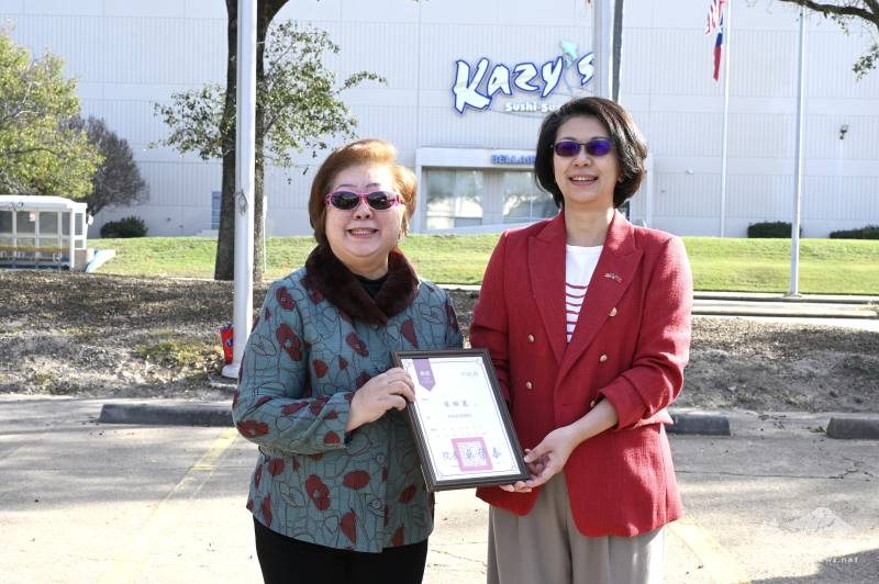 蕭伊芳頒發行政院政務顧問聘書予僑務諮詢委員宋明麗