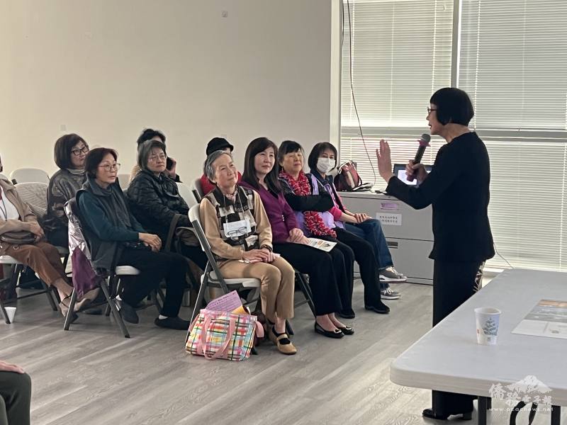 王時美授課中。