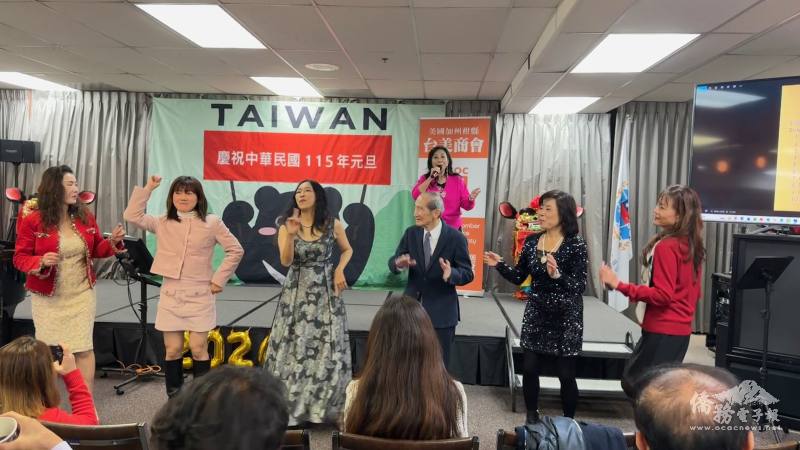 快節奏的歌曲演唱帶動來賓加入歡唱與勁舞