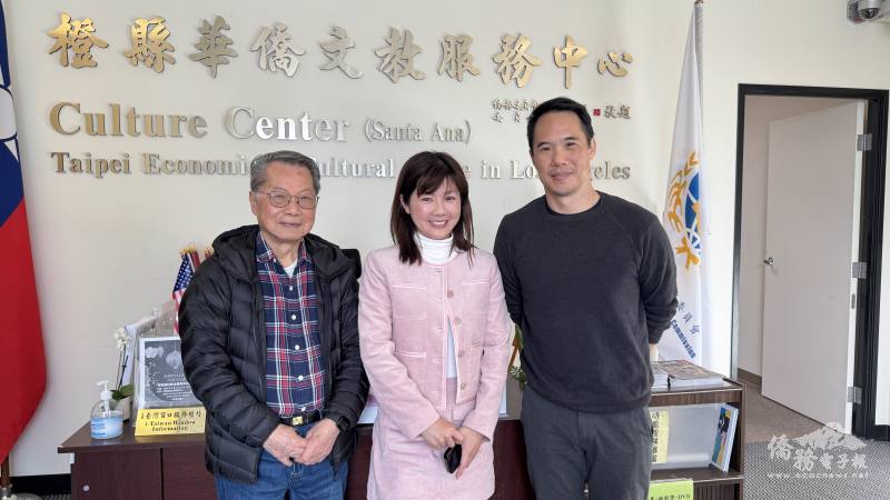 橙僑中心主任蕭蓓如（中）歡迎作家游朝凱（右）及其父游銘泉