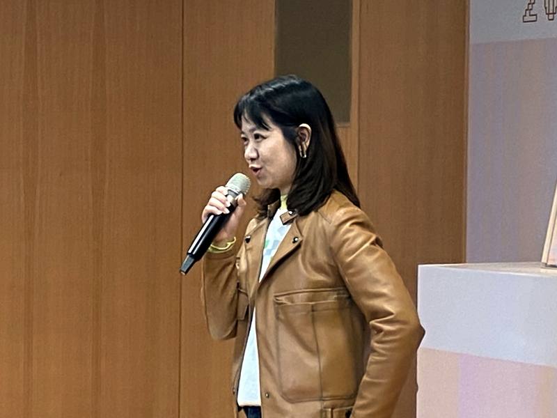 新北市政府2日宣布媒合10所學校與15個公民團體，啟動2026年「技職社會責任（VSR）永續計畫」，淡水「旅學堂」創辦人李琪（圖）2日應邀在記者會中分享如何實踐食農教育精神等