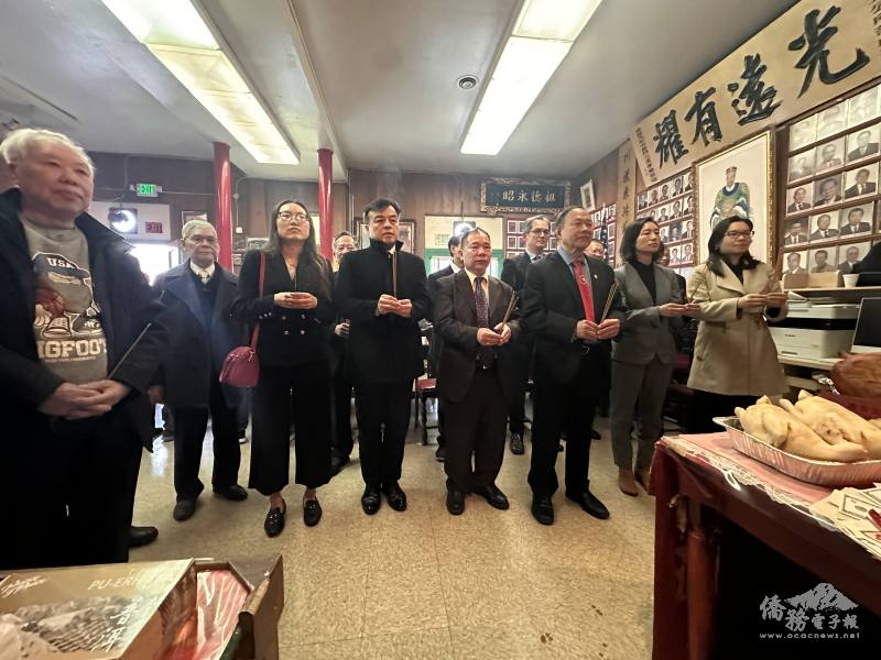 陳潁川總堂新滿任總理及駐舊金山辦事處處長伍志翔、金山文教中心副主任劉岱欣、市參事陳詩敏及陳小焱與陳氏宗親上香祭拜綏靖伯