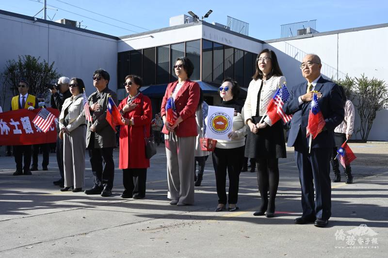 處長蕭伊芳(右四)、主任王盈蓉(右二)、中華公所共同主席葉林素芬(右二)、僑務委員劉秀美(左三)、陳建賓(左二)、陳逸玲(左一)及李雄(右一)就定位準備升旗