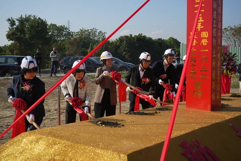 期暉實業有限公司在屏東縣六塊厝產業園區擴廠，3日廠房新建工程動土祈福典禮，由屏東縣長周春米（左3）、期暉實業有限公司董事長趙茂根（左4）共同主持