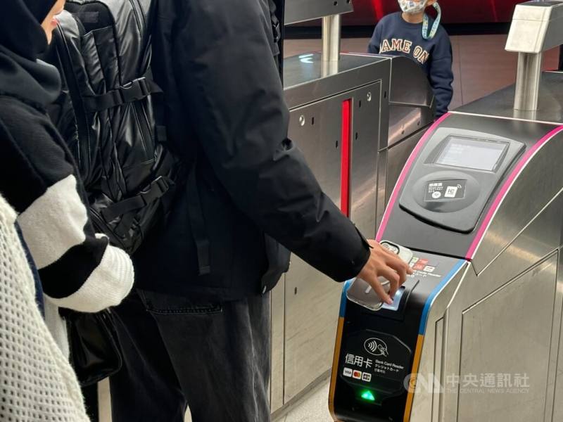 台北捷運3日開放使用QR Code掃碼乘車，實際觀察絕大多數民眾仍是使用數位卡證進站，僅極少數旅客持手機掃碼，其中又多能一次順利進站