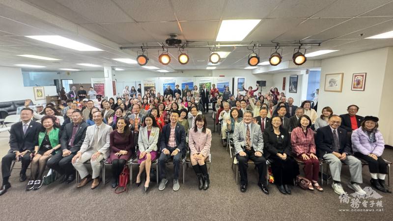 裝修後的橙僑中心首度舉辦大型活動，百餘來賓元旦歡聚團拜