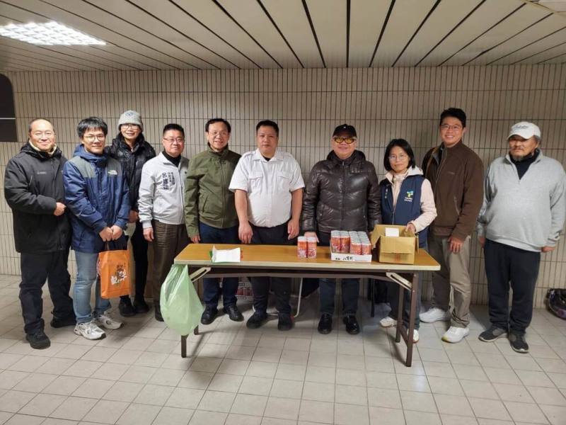受強烈大陸冷氣團影響，全台急凍，衛福部與地方政府合作啟動關懷街友4大措施，衛福部長石崇良（左5）等人2日親自到台北車站關懷街友避寒狀況。（衛福部提供）