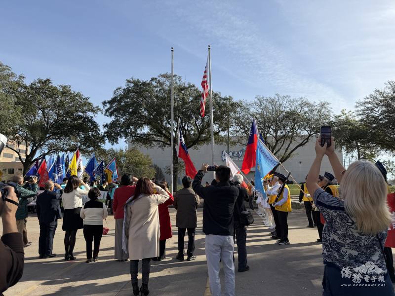 中華民國國旗於國旗歌聲中冉冉升起