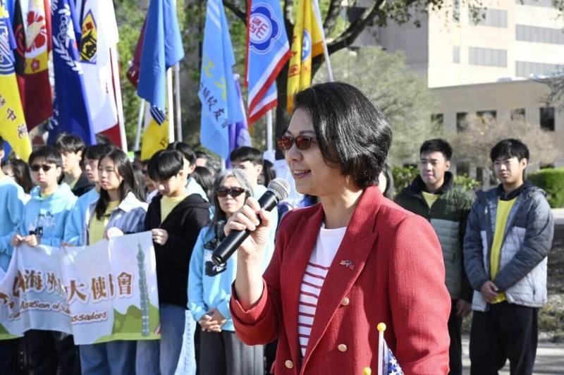 美國休士頓僑界1日舉行元旦升旗典禮，駐休士頓辦事處長蕭伊芳表示，未來將持續與理念相近夥伴攜手合作，強化國防能力與社會韌性。（休士頓華僑文教服務中心提供）