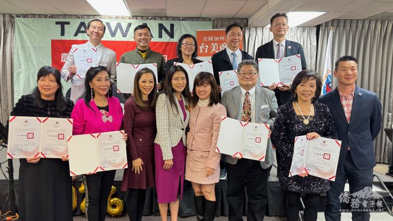 參與去年橙縣雙十國慶系列活動的部分僑團代表獲頒僑委會感謝狀