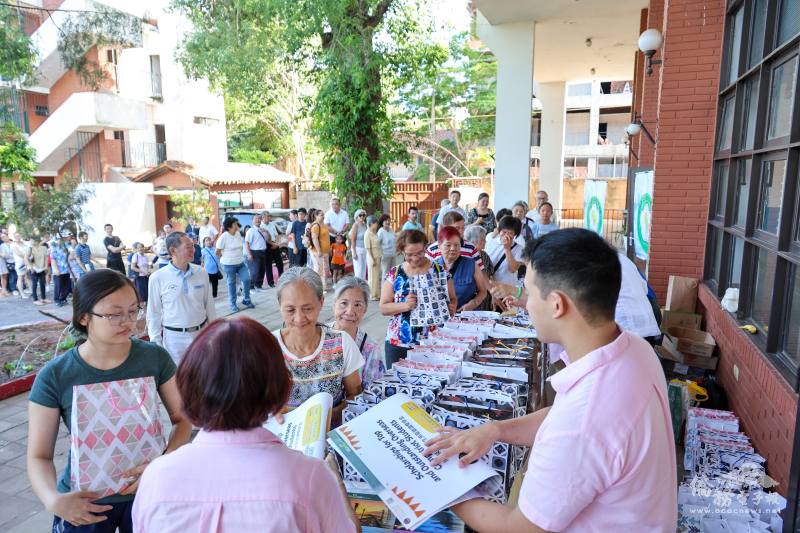 發放早餐及僑委會“僑見寶島台灣”精美月曆