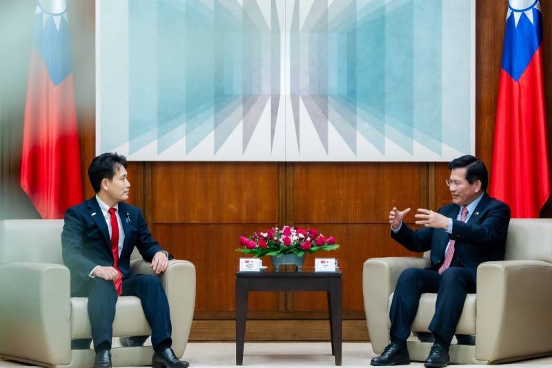 Minister Lin (right) exchanges views with Mr. Takinami (left) and other delegation members