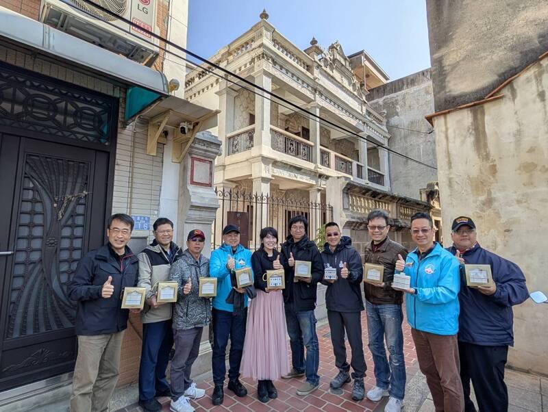 「僑鄉金門－王慶雲洋樓1934」獲選文化部首屆百大文化基地，洋樓營運團隊3日舉行成果發表，與會者和位於金城後浦街區的王慶雲洋樓合影