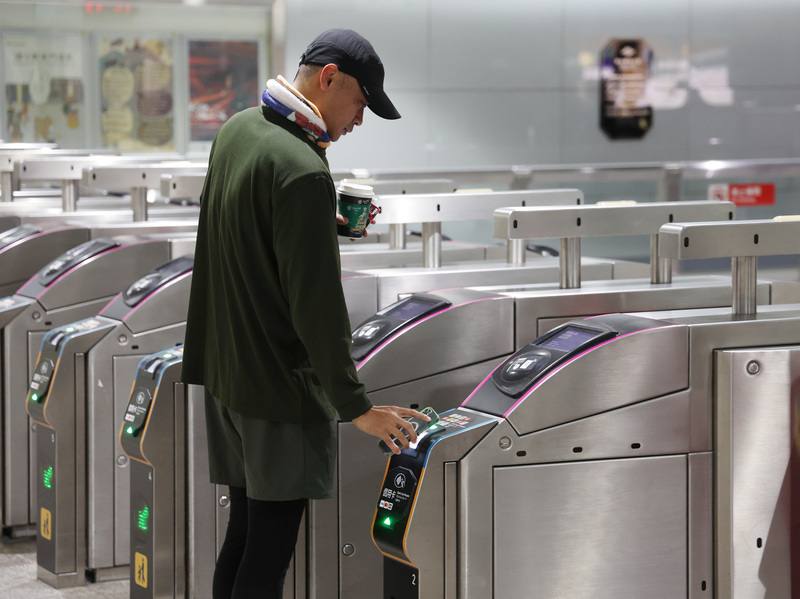 雙北公車及捷運3日開放使用悠遊付、iPASS MONEY、icash Pay、街口支付及全支付5家電子支付業者的「交通乘車碼」（QR Code）搭車。圖為民眾在捷運松山站刷QR Code進站