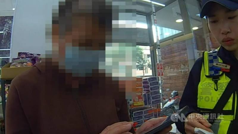 台中60多歲婦人（左）在網路認識自稱販賣中藥材的網友，對方稱父親開刀需要手術費，請求購買藥材協助募資，婦人日前依指示到超商欲購買點數支付費用，店員發現有異報案，與員警成功阻詐。（翻攝照片）