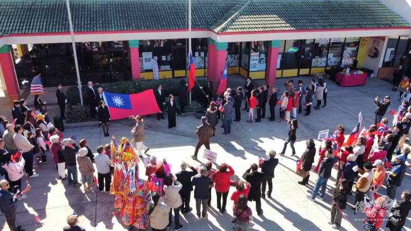 元旦天晴暖風徐徐，佛州僑民齊出席升旗典禮賀新年