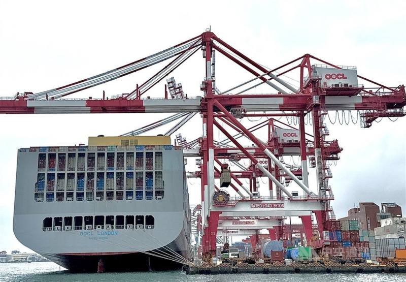 圖為停靠在高雄港區貨櫃船進行裝卸作業。（中央社檔案照片）
