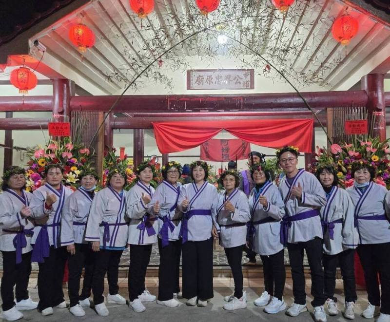 屏東縣高樹鄉加蚋埔夜祭透過傳統祭典儀式、會親交流及文化課程等，推廣並傳承馬卡道族文化，活動3日登場，縣長周春米（前右6）共襄盛舉。（屏東縣政府文化處提供）