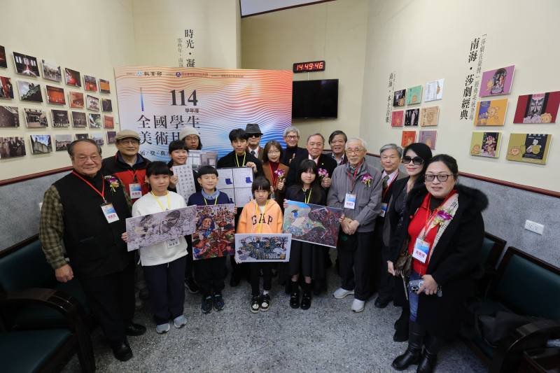 教育部武曉霞司長、評審委員與得獎者合影