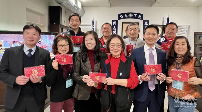 童惠珍（前左三）發賀年紅包給波士頓國民黨幹部