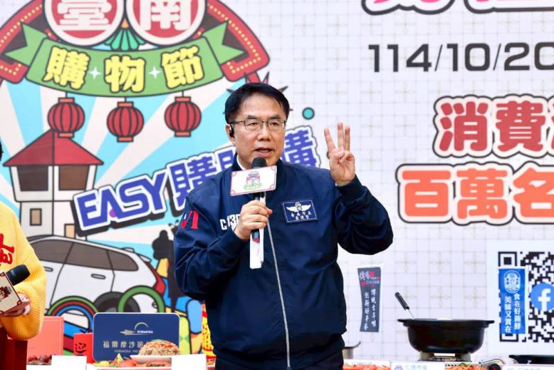 台南市長黃偉哲（圖）4日出席在南紡購物中心舉辦的台南購物節主題活動，宣布活動期間至台南公有零售市場消費，就有機會抽中加菜金。（市府提供）