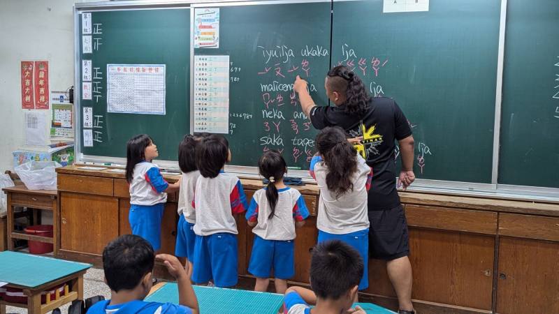 屏東縣內獅國小於沉浸式族語課程中，以排灣族歌謠教導低年級學生，藉由音樂與節奏的結合，提升學生語言記憶成效與學習