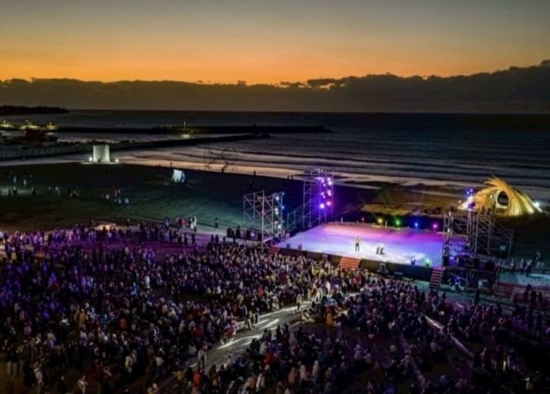 屏東落山風藝術季年度沙灘大戲「海口狂想曲」，3日傍晚在海口沙灘盛大登場，吸引數千民眾湧入海岸欣賞演出。（屏東縣政府提供）