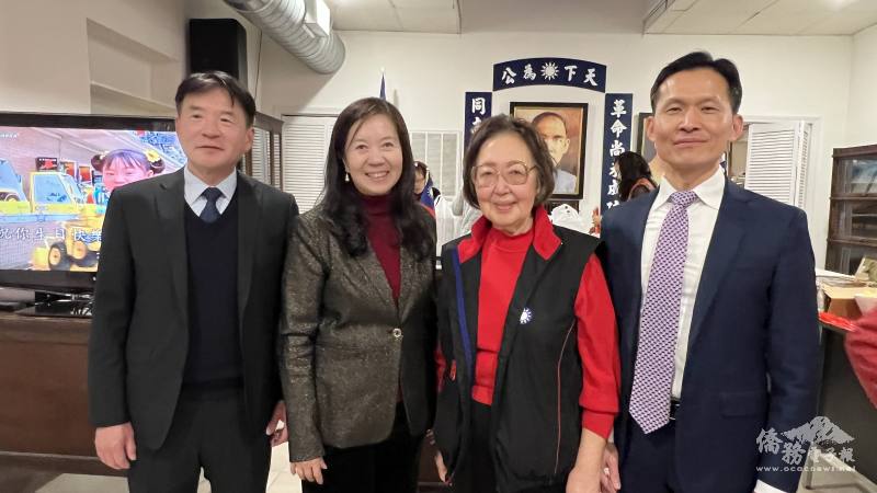 (左起)波士頓文教中心任高家富、僑聯總會理事長童惠珍、波士頓國民黨常委張韻蘭及駐波士頓辦事處處長廖朝宏一起向黨員拜年