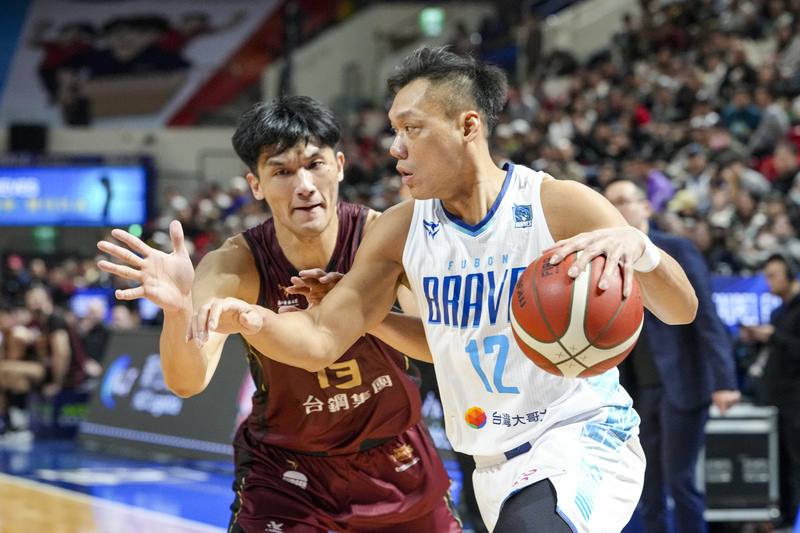 In Taiwan’s P.LEAGUE+, the Taipei Fubon Braves plays the TSG Hawks on Saturday, with Lin Chih-chieh (right, in white) in the starting lineup. CNA photo Jan. 3, 2026
