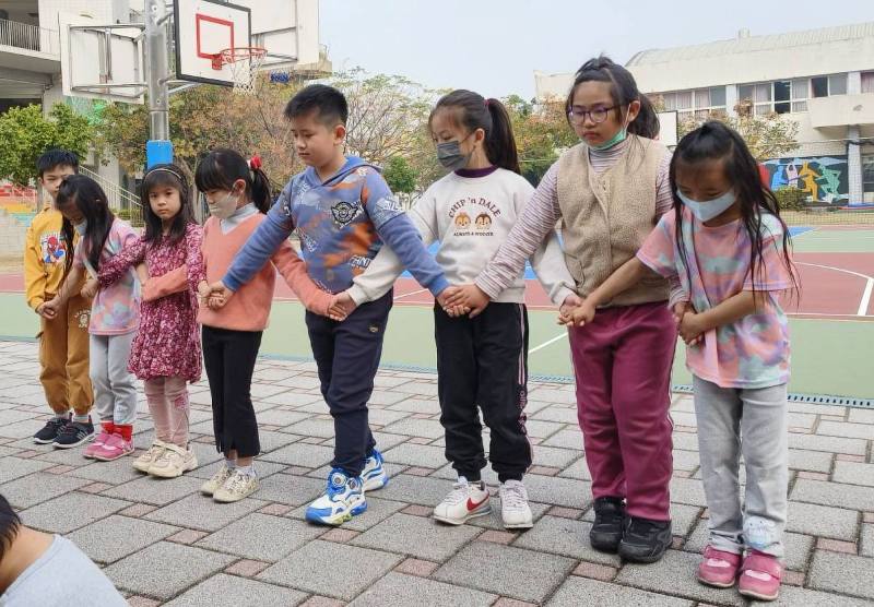 臺中市北勢國小教導學生跳傳統族語舞蹈，透過舞蹈使學生們不僅熟悉日常族語用語，也展現對文化的自信與認同