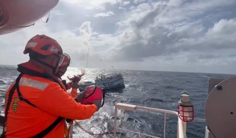 屏東琉球籍某漁船114年12月31日於東沙島南南東方約101浬海域發生絞網失去動力，海巡署派遣4000噸級雲林艦趕赴現場，由海巡人員使用拋繩槍將拖帶纜繩送至漁船，歷時5天4夜，4日在小琉球西南近海將漁船交接，由「國大168號」漁船將其拖帶進東港漁港。（海巡署艦隊分署提供）